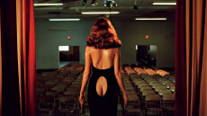 Ποια είναι η Nadia Lee Cohen που ορκίζονται στο όνομά της τα μεγαλύτερα fashion brands