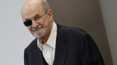 Ποινή 25 ετών στον άνδρα που μαχαίρωσε τον Σαλμάν Ρούσντι
