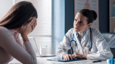 Πώς ανακοινώνει ο γιατρός στην ασθενή ότι έχει καρκίνο – Μόνο το 30% των γιατρών έχει σχετική εκπαίδευση