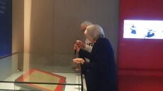 Βρετανία: Ακτιβίστριες της Just Stop Oil προκάλεσαν φθορές στη γυάλινη προθήκη όπου φυλάσσεται η Μάγκνα Κάρτα