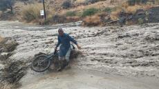 Κρήτη: Δυνατή νεροποντή και χαλάζι στο Ηράκλειο - Τουρίστρια κινδύνευσε να παρασυρθεί από χείμαρρο