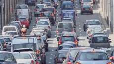 Κίνηση: Άλλη μια μέρα με μποτιλιάρισμα στους δρόμους της Αθήνας - Νταλίκα «κόπηκε» στη μέση στο Σχιστό, μποτιλιάρισμα και στον Κηφισό