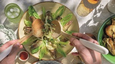 Σαλάτα με ψητές αγκινάρες, πατάτα οφτή και σάλτσα μαϊντανού