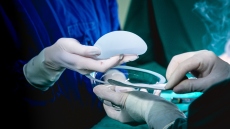 Εμφυτεύματα στήθους: Υπάρχει λόγος ανησυχίας για καρκίνους; Τι απαντούν οι ειδικοί του ΕΚΠΑ