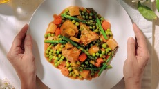 Αρακάς λαδερός με σπαράγγια και αγκινάρες