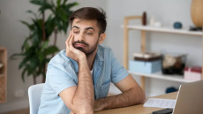 Αυτό είναι το Νο1 σύμπτωμα της κατάθλιψης – Δεν είναι η στενοχώρια