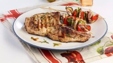 Χοιρινές μπριζόλες σε μαρινάδα ακτινίδιου