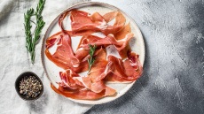 Προσούτο: χαρακτηριστικά, γευστικοί συνδυασμοί και συνταγές