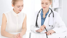 Αυτοάνοσα: Ποιες ομοιότητες και ποιες διαφορές έχουν με τις αλλεργίες; Η ρευματολόγος απαντά