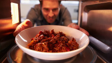 Φούρνος μικροκυμάτων: Αλλοιώνει τα θρεπτικά συστατικά των τροφίμων; Μία διαιτολόγος εξηγεί