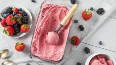 Πώς να φτιάξετε εύκολα σπιτικό παγωτό χωρίς ζάχαρη με δυο τρόπους