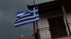 Κομοτηνή: Νεαρός έκαιγε ελληνικές και ευρωπαϊκές σημαίες