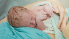 Γέννησε η πρώτη γυναίκα στην Ελλάδα μετά από μεταμόσχευση ωοθηκών