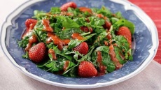 12 απόλυτα ανοιξιάτικες σαλάτες με φράουλες