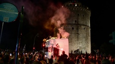 Απίστευτος οπαδός του ΠΑΟΚ - Κατέβηκε με νταλίκα να πανηγυρίσει το πρωτάθλημα στον Λευκό Πύργο - Βίντεο 