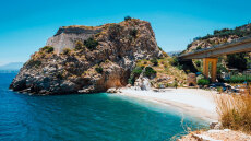 Kρήτη: Μάχη για τη ζωή του δίνει νεαρός τουρίστας που έπεσε στα βράχια στο Παλιόκαστρο