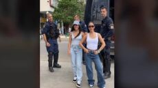 Τουρίστριες ποζάρουν με τα ΜΑΤ για το TikTok - Το βίντεο που έγινε viral και προκάλεσε αντιδράσεις