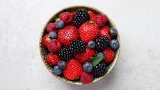 Κόκκινα φρούτα: ποια τα οφέλη τους και πώς να τα καταναλώσουμε; (+συνταγές)