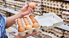 Αυγά: να τα αφαιρούμε από τις χάρτινες θήκες τους όταν τα αποθηκεύουμε;