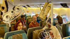 Singapore Airlines: Θα καταβάλει τουλάχιστον 10.000 δολάρια στους τραυματίες της φονικής πτήσης