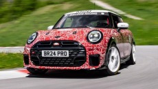 Το νέο MINI John Cooper Works επιμένει στη βενζίνη