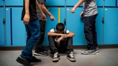 Πέλλα: Καταγγελίες μανάδων για τους «νταήδες» - «Έσβησαν τσιγάρο στον γιο μου, παραβιάζουν τα περιοριστικά μέτρα»