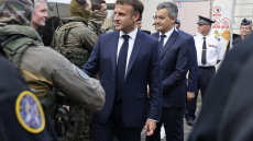 Ο Μακρόν επισκέπτεται τη Νέα Καληδονία με στόχο την επιστροφή «στην ειρήνη» και «την ασφάλεια»