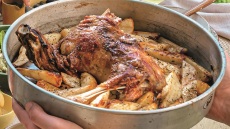 Αρνάκι με πατάτες στη γάστρα