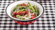 Άγρια σπαράγγια με λιαστή ντομάτα και σος σκόρδου