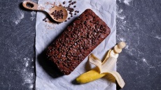 Μπανάνα και σοκολάτα σε ένα λαχταριστό κέικ που γίνεται στο πι και φι