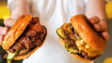 7 στάσεις για brunch, burgers και ποτά στην Ερατοσθένους