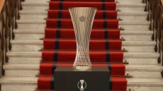 Ολυμπιακός - Φιορεντίνα: Το story πίσω από το σχέδιο του τροπαίου του Conference League