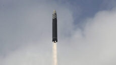 Βόρεια Κορέα: Σε αστοχία του κινητήρα οφείλεται η συντριβή του πυραύλου που μετέφερε κατασκοπευτικό δορυφόρο