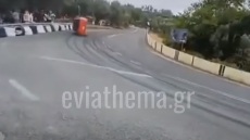 Εύβοια: Τρομακτικό ατύχημα στην ανάβαση Κύμης - Αυτοκίνητο έφυγε στη στροφή και τούμπαρε