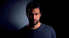 Κωνσταντίνος Μουσούλης: Ο γιος της Αγγελικής Νικολούλη συστήνεται μέσα από ένα νουάρ μυθιστόρημα επιστημονικής φαντασίας