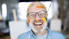 Μυστικά ευεξίας: Δύο πολύτιμα συστατικά για ευτυχισμένους και υγιείς ενήλικες – Το ένα είναι το χιούμορ