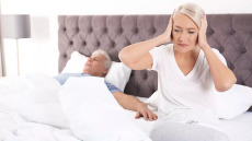 Ανυπομονείτε να κοιμηθείτε μόνοι σας στο διπλό κρεβάτι; Δεν είστε οι μόνοι και δεν πρέπει να νιώθετε ενοχές