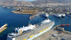 Τα λιμενικά τέλη μειώνονται κατά 50% για έναν χρόνο