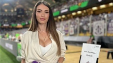 Η εντυπωσιακή δημοσιογράφος της Φιορεντίνα μαγνήτισε τα βλέμματα στην ΟPAP Arena - Δείτε φωτογραφίες