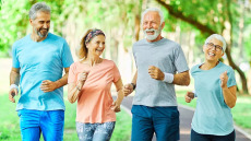 Αντιγήρανση: Τέσσερις τρόποι που η άσκηση διατηρεί τη νεότητα – Μία personal trainer εξηγεί