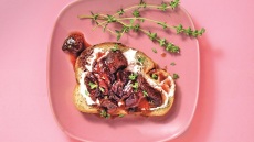 Ψητές φράουλες σε προζυμένιο ψωμί με κατίκι