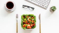 20 σαλάτες με υλικά εποχής για το ταπεράκι του γραφείου