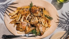 Κοτόπουλο μαστέλο σερβιρισμένο με τηγανητές πατάτες