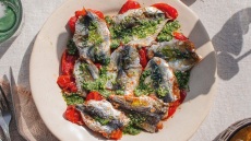 Σαρδέλες φιλεταρισμένες με ψητά ντοματίνια και πέστο μάραθου