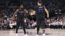 Τίμπεργουλβς - Μάβερικς 103-124: Ασταμάτητοι Ντόντσιτς και Ίρβινγκ τους οδήγησαν στον τελικό - Δείτε βίντεο