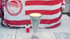 Στο μνημείο θυμάτων της Θύρας 7 και στους τάφους των Μιλτιάδη Μαρινάκη, Σάββα Θεοδωρίδη η κούπα του Conference - Βίντεο 