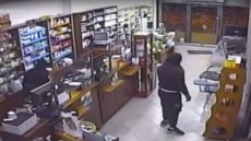 Θεσσαλονίκη: Καρέ-καρέ η διάρρηξη φαρμακείου στην Ευκαρπία