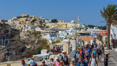 «Κανόνι» από την FTI: Στον «αέρα» 7.500 τουρίστες στην Ελλάδα και χρέη €1,8 εκατ. σε 300 ξενοδοχεία από πέρυσι