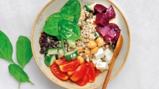 Vegan energy bowl με όσπρια, τόφου και φαγόπυρο