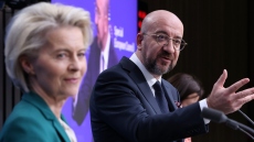 Politico: Ο Σαρλ Μισέλ συνωμοτεί κατά της Φον ντερ Λάιεν για να της στερήσει μια δεύτερη θητεία στην Κομισιόν